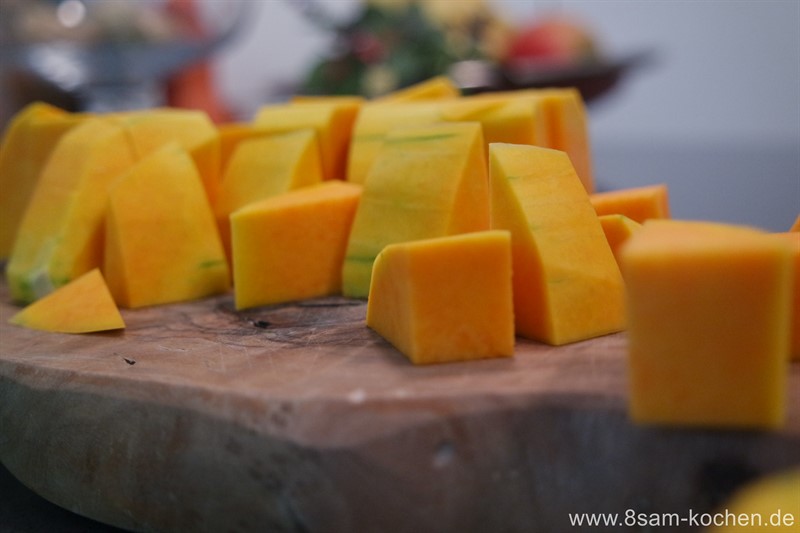 Rezept für knusprige Kürbis-Puffer mit leckerem Brombeerkompott und Ziegenfrischkäse ganz einfach selbstgemacht. Das perfeckte Herbstgericht.