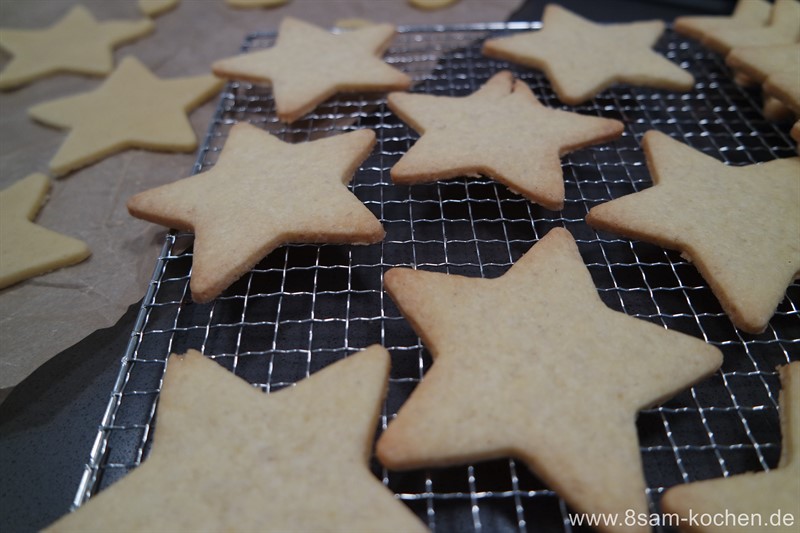 Sternstunde oder last minute Geschenk. Ein einfaches, leckeres Butterplätzchen, trifft auf Schokolade am Stiel gemeinsam schaffen sie Genussmomente.