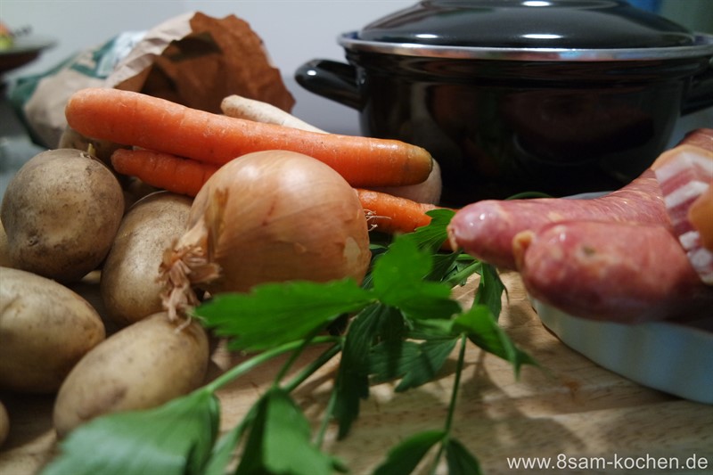 Deftig und rustikal ist diese Kartoffelsuppe. Mit diesem Rezept kochst Du eine kräftige Suppe die satt und wohlig warm macht.