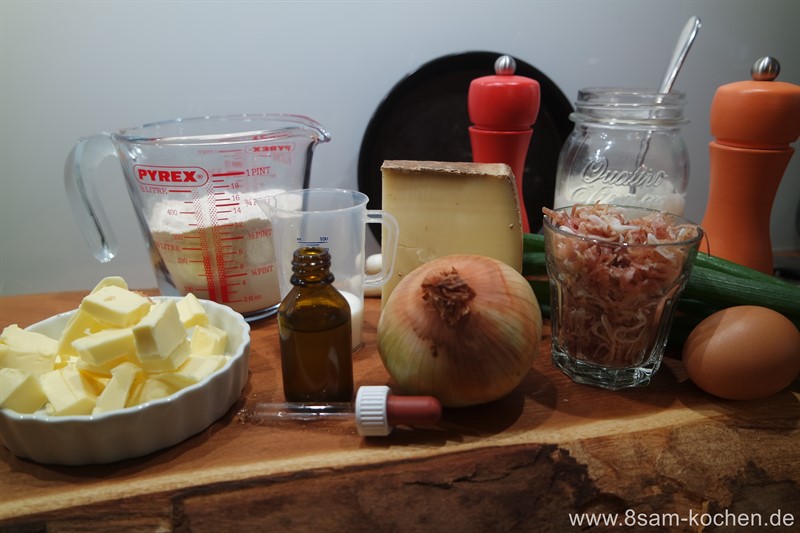 Leckerer, saftiger Zwiebelkuchen: In diesem Rezept mit extra knusprigem Boden, einfaltet die Zwiebel zwischen Sahne, Eiern und Speck ihr volles Aroma.