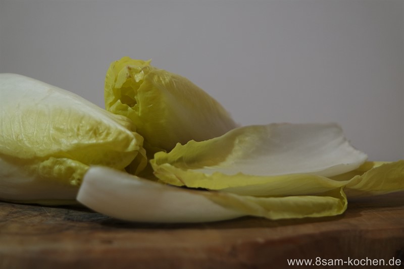Wintersalat: Das Rezept, Chicorée Salat mit karamellisierten Orangenfilets und Sesam liefert Geschmack und Vitalstoffe für Dein Immunsystem.