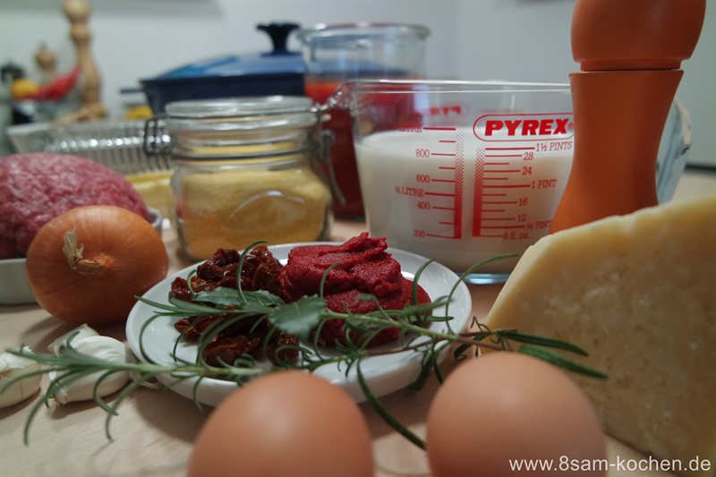 Fleischbällchen in Tomatensoße mit cremiger Polenta streicheln das Herz. Das Rezept ist einfach nachzukochen und macht die ganze Familie satt und glücklich.