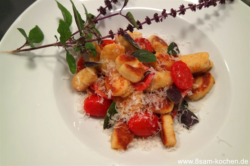 Parmesan-Ricotta-Gnocchi &amp; karamellisierten Tomaten - 8sam-kochen.de