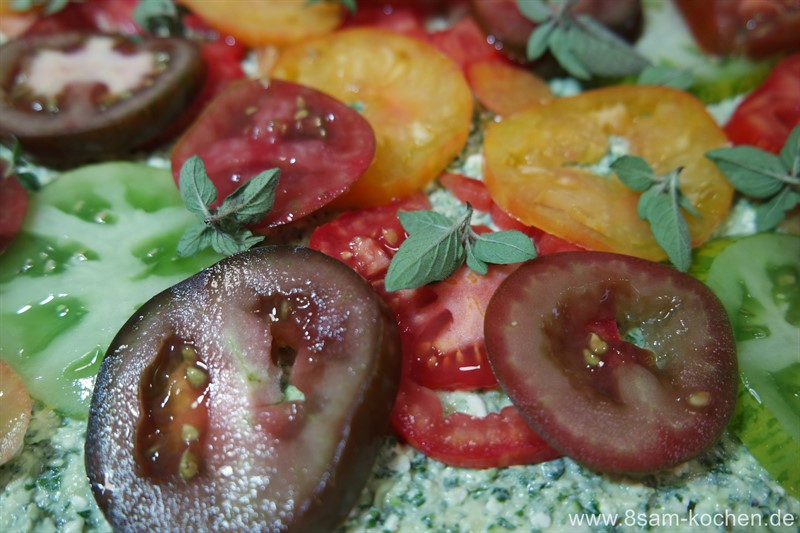 Leckere saftige Tomaten sind das Topping für diesen leckeren Tomatenkuchen.