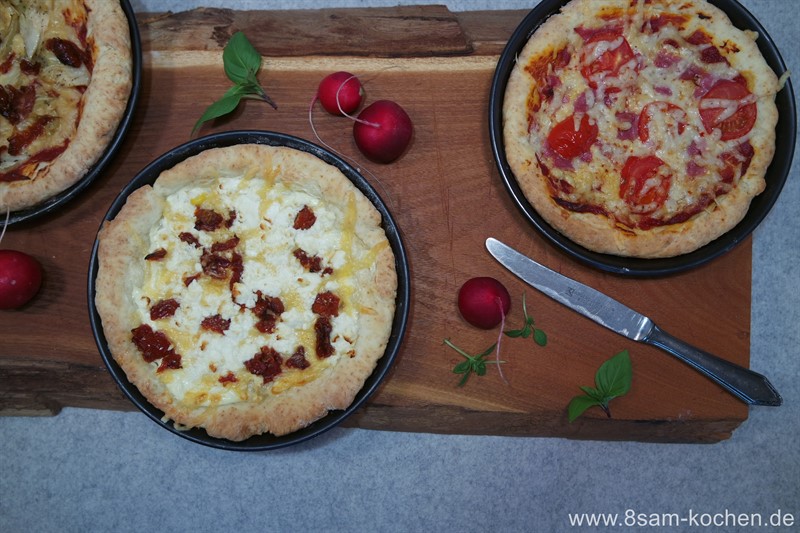 Pizza-Hunger? Mit dieser Quark-Ölteig-Pizza kannst Du Deinen Pizza-Hunger ganz schnell stillen. Knusprig in der Mitte und fluffig am Rand, einfach lecker.