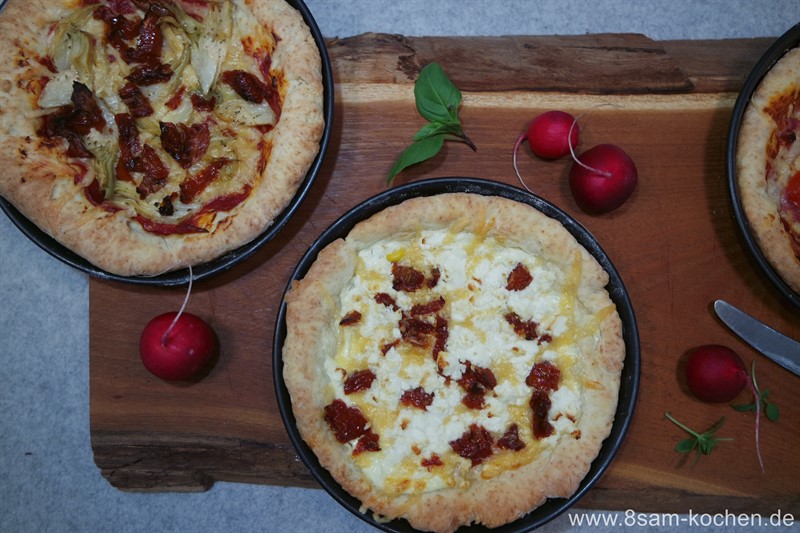 Pizza-Hunger? Mit dieser Quark-Ölteig-Pizza kannst Du Deinen Pizza-Hunger ganz schnell stillen. Knusprig in der Mitte und fluffig am Rand, einfach lecker.