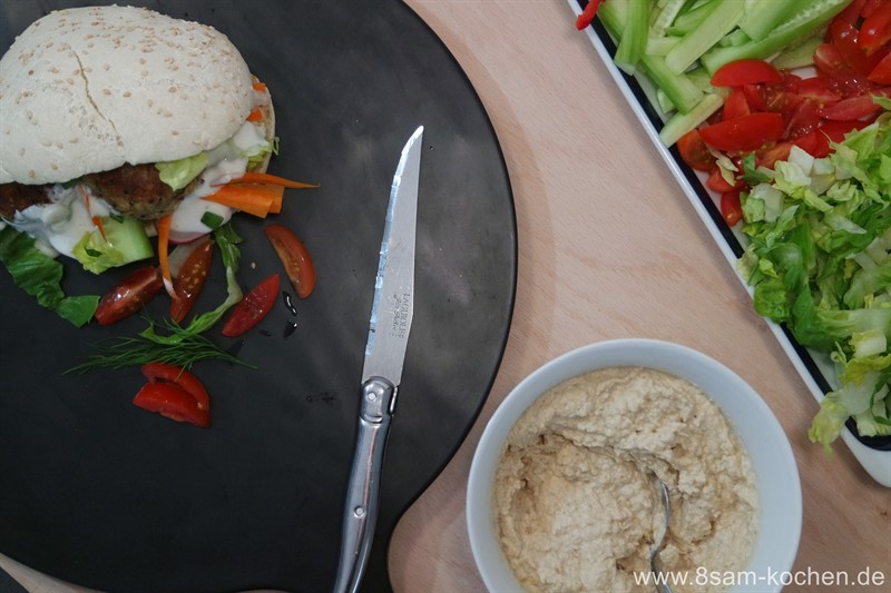 „Einmal alles, bitte!“ Falafel-Tasche mit Quinoa-Bällchen und Humus - Eine Tasche voller Aromen, ein Bissen voller Glück!