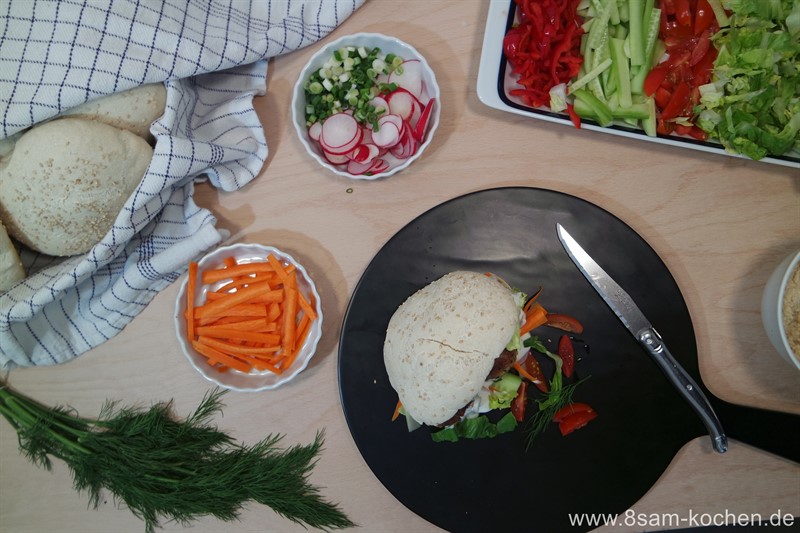 „Einmal alles, bitte!“ Falafel-Tasche mit Quinoa-Bällchen und Humus - Eine Tasche voller Aromen, ein Bissen voller Glück!