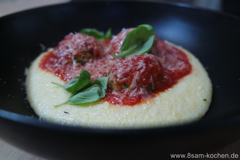 Spinat-Frischkäse-Bällchen in Tomatensoße