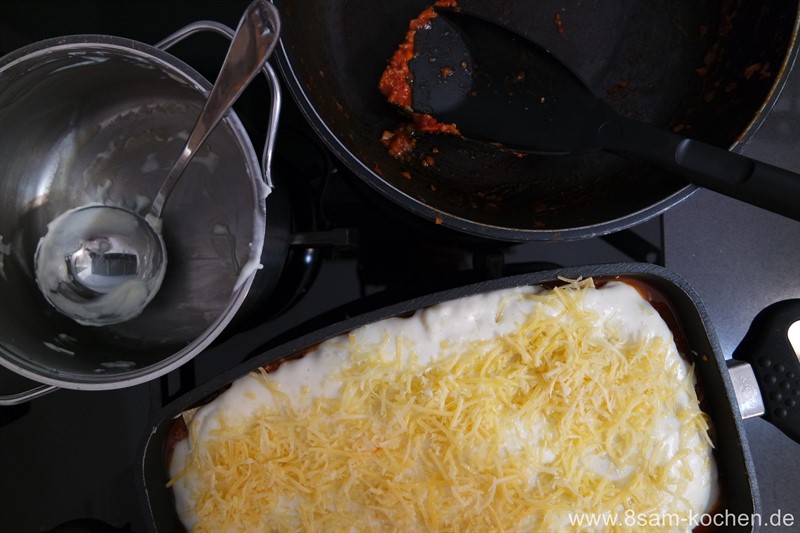Lasagne ist... Essen für die Seele. Dieses Rezept besteht zu 2/3 aus Gemüse, ist fruchtig-würzig und unglaublich opulent. Pures Comfort Food!