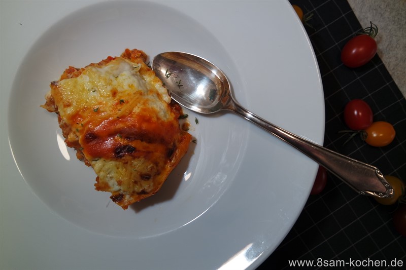 Lasagne ist... Essen für die Seele. Dieses Rezept besteht zu 2/3 aus Gemüse, ist fruchtig-würzig und unglaublich opulent. Pures Comfort Food!