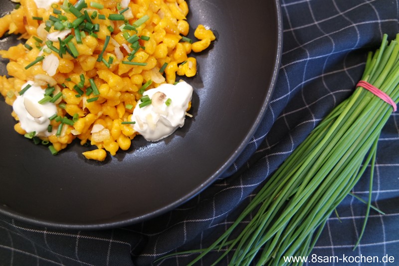 Ob als Hauptgericht oder Beilage mit diesem Rezept zauberst Du leckere knallorange Kürbisspätzle auf den Teller.