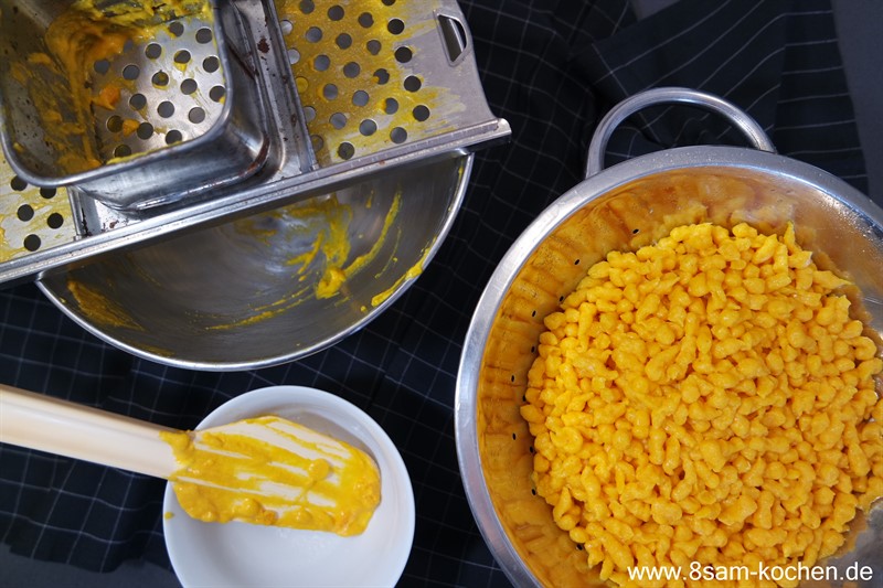 Ob als Hauptgericht oder Beilage mit diesem Rezept zauberst Du leckere knallorange Kürbisspätzle auf den Teller.