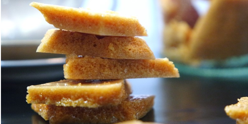 Bienenwaben Bonbons schmecken nach Bienenhonig, beim Zerbeißen crunchen sie so schön, dass man kaum widerstehen kann.