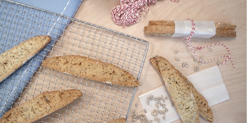 In diesen Biscotti werden die Mandeln durch Sonnenblumenkerne ersetzt. Die Extraportion Vanille macht sie besonders aromatisch.