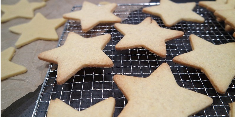 Einfach lecker diese Butterkekse. Ohne Schnickschnack, einfach und schlicht oder mit Deko als Star jedes Plätzchentellers.