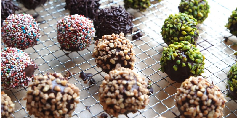 Cake balls: schnuckelige Kuchenbällchen aus Biskuit und Frischkäse in Schokolade getaucht und in Streuseln oder Nüssen gewälzt.
