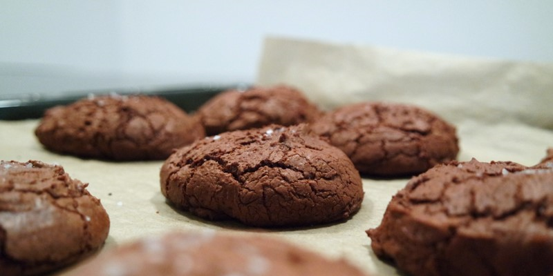 Klebrig, süß und unglaublich schokoladig! Das grobe Meersalztopping und der softe Kern machen die Schoko Crinkle Cookies unwiderstehlich.