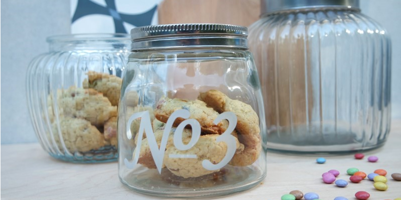 Ein Keks für jeden Tag! Diese kunterbunten Cookies mit Schokolinsen wird man nicht satt. Gut, dass sie ganz schnell fertig gebacken sind.