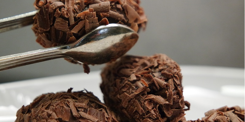 Zartschmelzende Trüffel aus dunkler Schokolade wie vom Chocolatier. Diese Schokotrüffel sind mit wenigen Zutaten einfach selber gemacht.