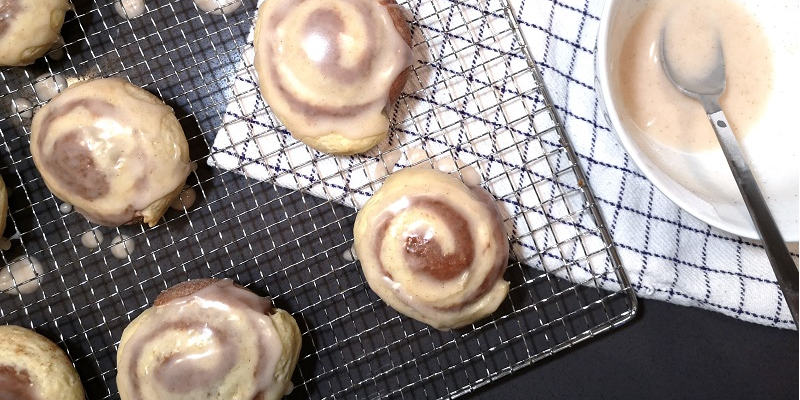 Diese Quark-Öl-Teig-Zimtschnecken lassen sich ganz einfach aus Zutaten herstellen, die fast immer im Haus sind. 